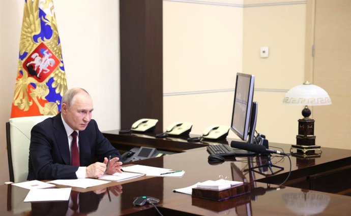 24 de fevereiro de 2025, Novo-Ogaryovo, Oblast de Moscou, Rússia: O presidente russo, Vladimir Putin, organiza uma reunião por videoconferência com membros do governo na residência estatal de Novo-Ogaryovo, em 24 de fevereiro de 2025, em Moscou, Rússia. P