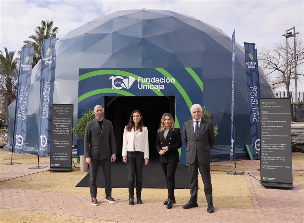 Autoridades en la inauguración del Espacio Fundación Unicaja.