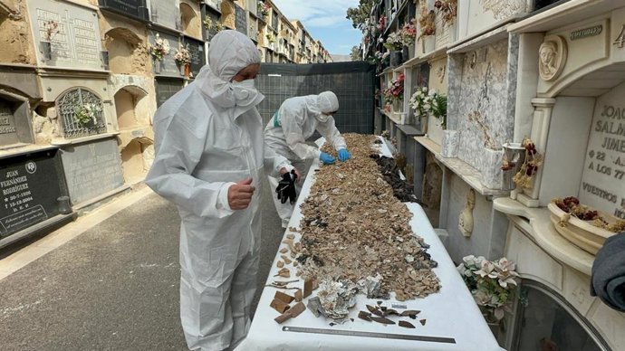 Archivo - Forenses analizan los restos de los 'Mártires por la Libertad', Los Coloraos, extraídos de un nicho en el cementerio de San José de Almería.