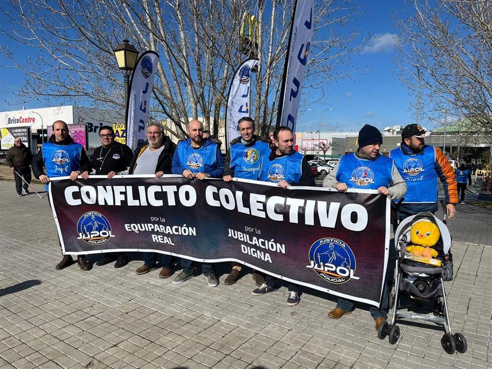 El sindicato JUPOL se concentra frente a la Escuela de Policía de Ávila para pedir la dimisión de Marlaska