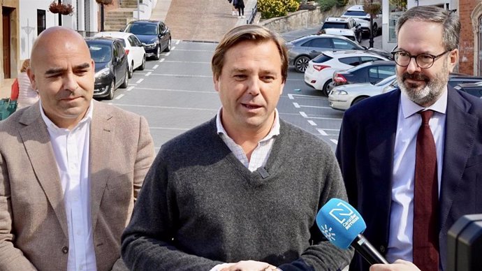 Antonio Repullo atiende a los medios en Espiel.