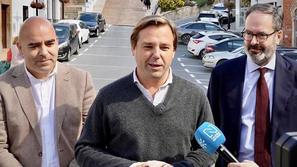 Antonio Repullo atiende a los medios en Espiel.