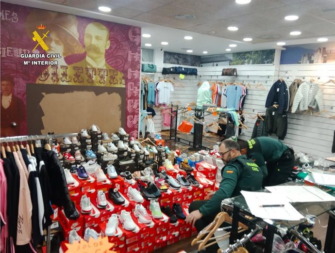 Agentes de la Guardia Civil se inautan de artículos falsificados en una tienda de La Jonquera (Girona)