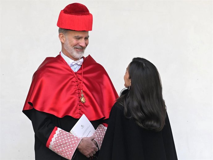 El Rey Felipe y la Reina Letizia a la salida del acto de investidura como Doctor Honoris Causa por la Universidad de Alcalá