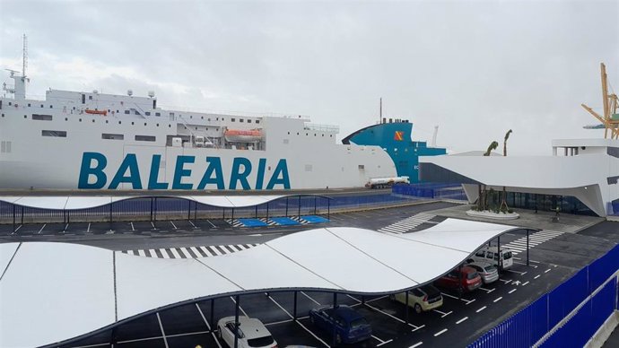 Ferry de Balearia en el Muelle Sur del Puerto de Huelva.