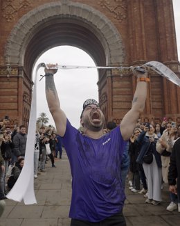 Valentí Sanjuan celebra acabar uno de los maratones de su reto benéfico