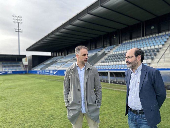 El concejal José Luis Urraca y el presidente de la Gimnástica, Siro del Barrio