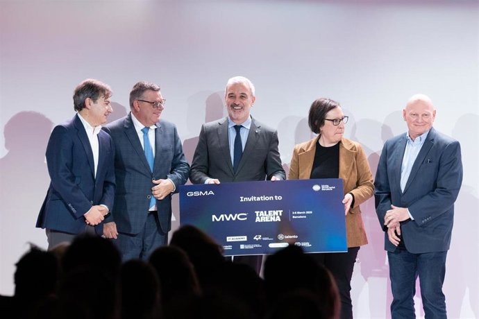 El director general de Fundación Telefónica, Luis Prendes , el de Fundación Once, José Luis Martínez Donoso, el alcalde Jaume Collboni, la presidenta de Barcelona Activa, Raquel Gil  y el ceo de GSMA John Hoffman, en un acto en el Cibernarium