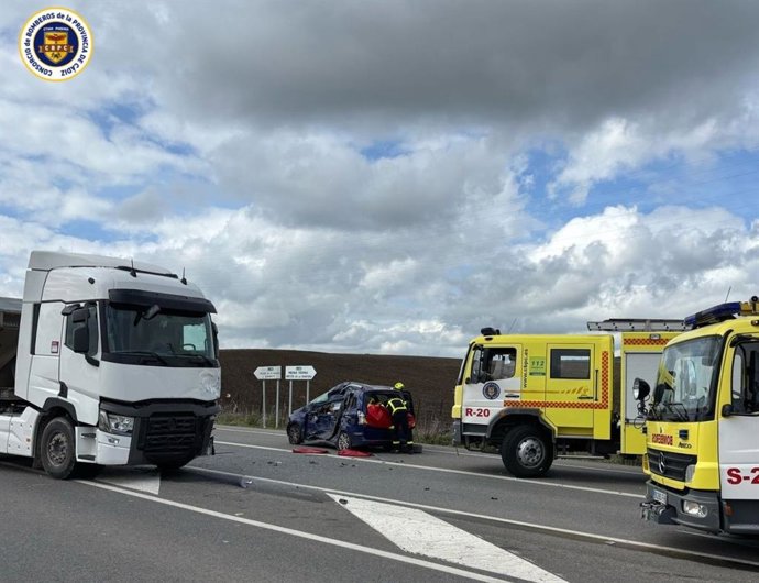 Efectivos de bomberos trabajando en elcoche siniestrado en la A-396 a la altura del cruce de Benalup.