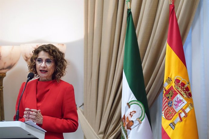 La vicepresidenta primera del Gobierno y ministra de Hacienda, María Jesús Montero, interviene durante el acto de reconocimiento de Manuel José García Caparrós. A 27 de febrero de 2025, en Málaga (Andalucía, España). La vicepresidenta primera del Gobierno