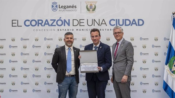 El primer teniente de alcalde y concejal de Obras y Patrimonio, Carlos Delgado: el alcalde de Leganés, Miguel Ángel Recuenco; y el presidente del CD Leganés, Jeff Luhnow.