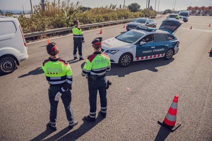Archivo - Un punto de control de los Mossos d'Esquadra en una carretera catalana