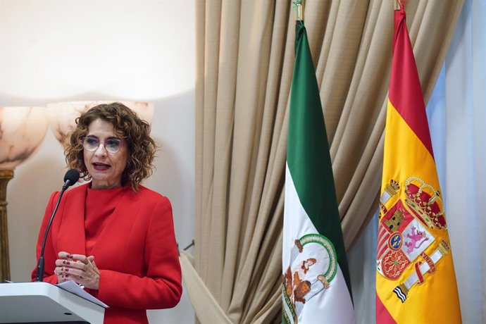 A Primeira Vice-Presidente do Governo e Ministra das Finanças, María Jesús Montero, discursando na cerimônia de reconhecimento de Manuel José García Caparrós. Em 27 de fevereiro de 2025, em Málaga (Andaluzia, Espanha). O Primeiro Vice-Presidente do Govern