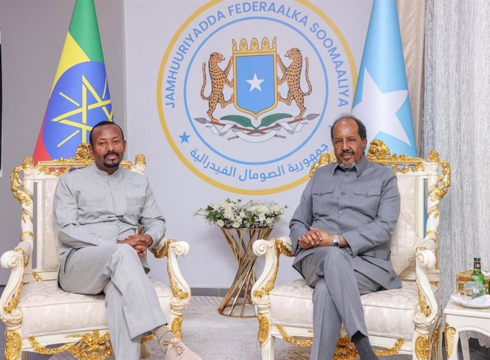 El presidente de Somalia, Hasán Sheij Mohamud (d), recibe en el Palacio Presidencial de Mogadiscio al primer ministro de Etiopía, Abiy Ahmed