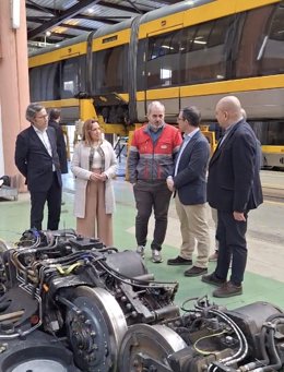 La presidenta del Cabildo de Tenerife, Rosa Dávila, en una visita al sistema ferroviario de Oporto