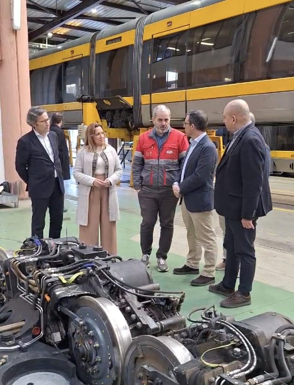 La presidenta del Cabildo de Tenerife, Rosa Dávila, en una visita al sistema ferroviario de Oporto