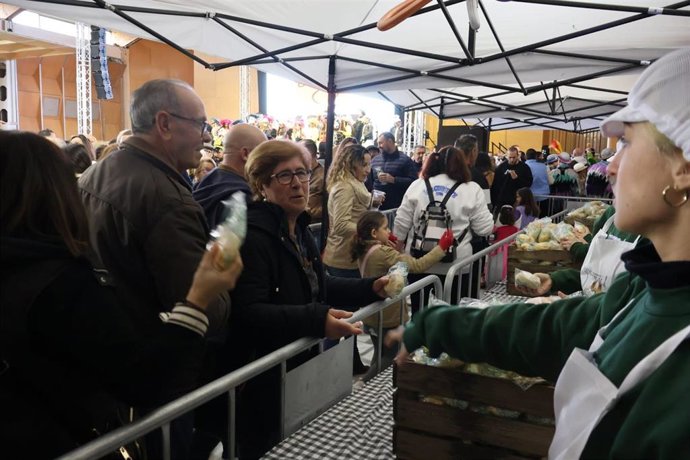 Reparto de hornazos en Alcalá con ocasión del Carnaval de la localidad.