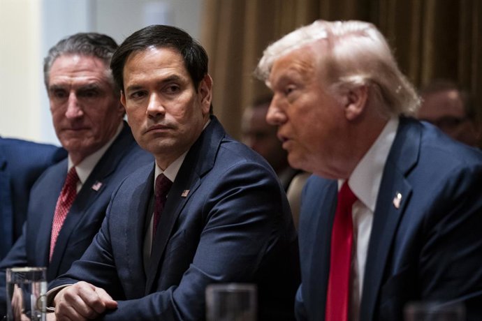 26 de fevereiro de 2025, Washington, Distrito de Colúmbia, EUA: Da esquerda para a direita: Secretário do Interior dos Estados Unidos e Presidente do Conselho Nacional de Energia e Czar de Energia da Casa Branca, Doug Burgum; Secretário de Estado dos EUA,