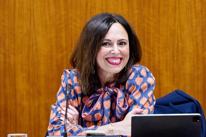 Imagen de la consejera de Fomento, Articulación del Territorio y Vivienda de la Junta de Andalucía, Rocío Díaz, durante la comisión parlamentaria.