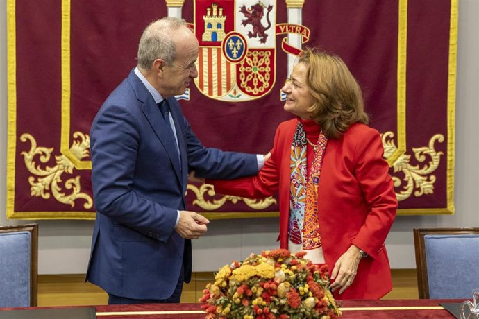 Firma del protocolo entre el Ministerio de Defensa y la UNED.