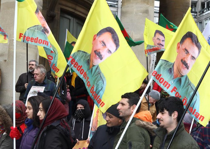 Archivo - Arquivo - Manifestantes se reúnem em Londres para pedir à Turquia que liberte o líder do PKK, Abdullah Ocalan, e denunciar o suposto apoio de Ancara ao grupo jihadista Estado Islâmico (arquivo)