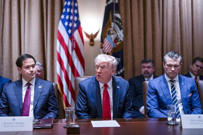 26 de fevereiro de 2025, Washington, Distrito de Colúmbia, EUA: Da esquerda para a direita: O secretário de Estado dos Estados Unidos, Marco Rubio, o presidente dos EUA, Donald J. Trump, e o secretário de Defesa dos EUA, Pete Hegseth, durante uma reunião 