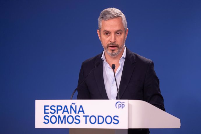 Archivo - El vicesecretario de Economía, Juan Bravo, en rueda de prensa este domingo en la sede el PP.