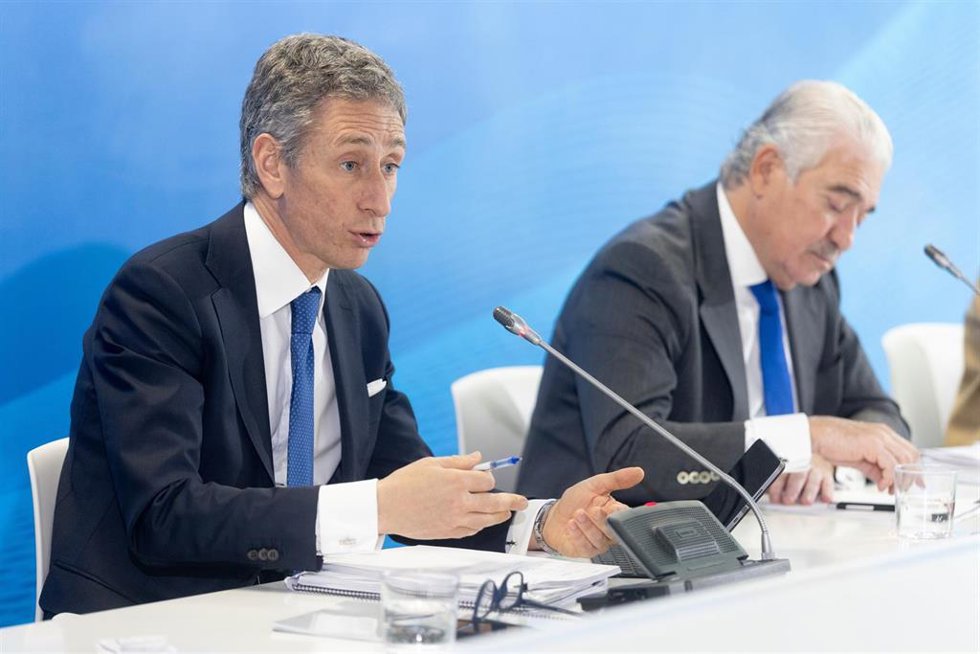 El director general económico-financiero, Marco Palermo (i) y el consejero delegado de Endesa, José Bogas (d), durante una rueda de prensa con motivo de los resultados anuales de la compañía en el ejercicio 2024, a 27 de febrero de 2025, en Madrid (Espa