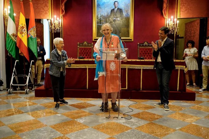 Kim Pérez flanqueada en imagen de archivo por Boti García Rodrigo, entonces directora general de Diversidad Sexual y Derechos Lgtbi del Gobierno, y Paco Cuenca, en su etapa como alcalde de Granada