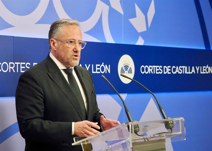 Carlos Pollán comparece ante los medios de comunicación para presentar la Medalla de Oro de las Cortes