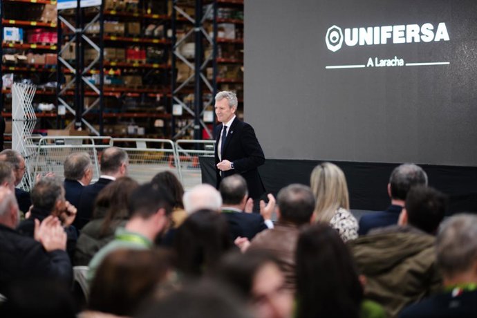O presidente da Xunta de Galicia, Alfonso Rueda, durante sua visita ao novo centro de logística da Unifersa.