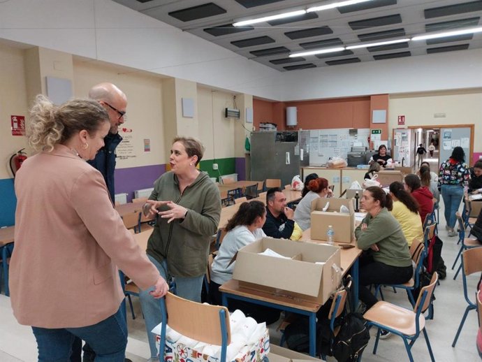 El delegado de Educación, en un colegio, con ocasión de la preparación de un desayuno tradicional por el 28F.