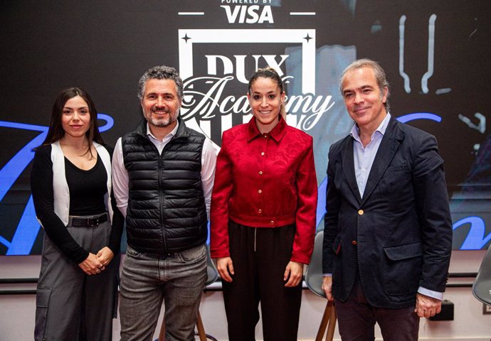 La exjugadora de fútbol Olga García, el senior manager brand & sporsonship de Visa, Jesús Perales, y el director general de la Asociación Española de Videojuegos (AEVI), José María Moreno.