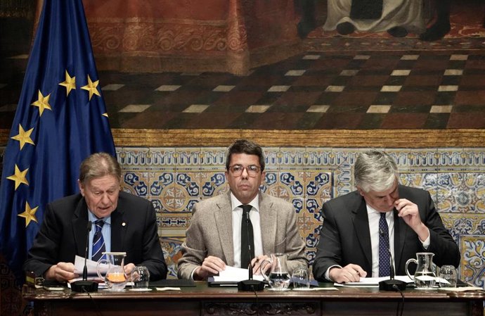 El president de la Generalitat valenciana, Carlos Mazón (c), preside la sesión plenaria del Alto Consejo Consultivo en I+D+i, en el Palau de la Generalitat, a 27 de febrero de 2025, en Valencia, Comunidad Valenciana (España). Antes de este acto, Mazón, ha