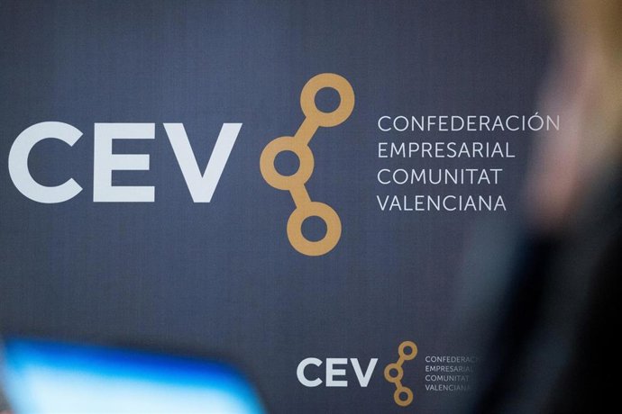 Archivo - El logo de la Confederación Empresarial de la Comunitat Valenciana (CEV), durante una rueda de prensa, a 7 de marzo de 2023, en Valencia, Comunidad Valenciana (España).