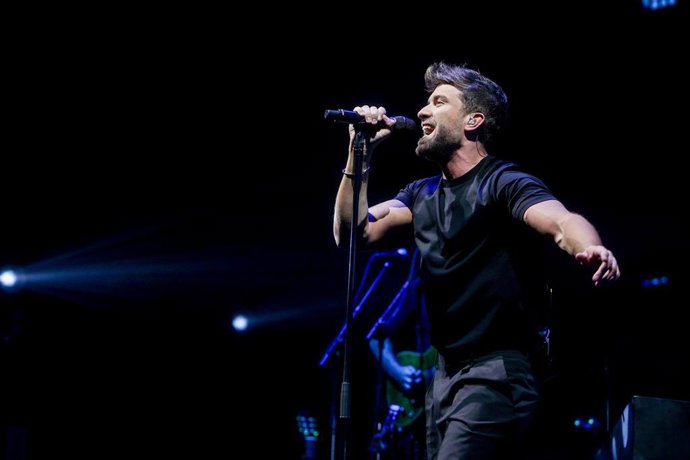 Archivo - El cantante Pablo Alborán durante una actuación. Imagen de archivo. 
