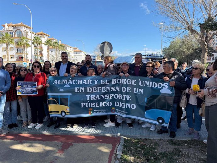 El PSOE reivindica a la Junta un cambio en la ruta del autobús junto a los vecinos de Almáchar y El Borge.