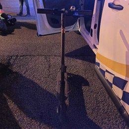 El patinete del conductor accidentado y denunciado.