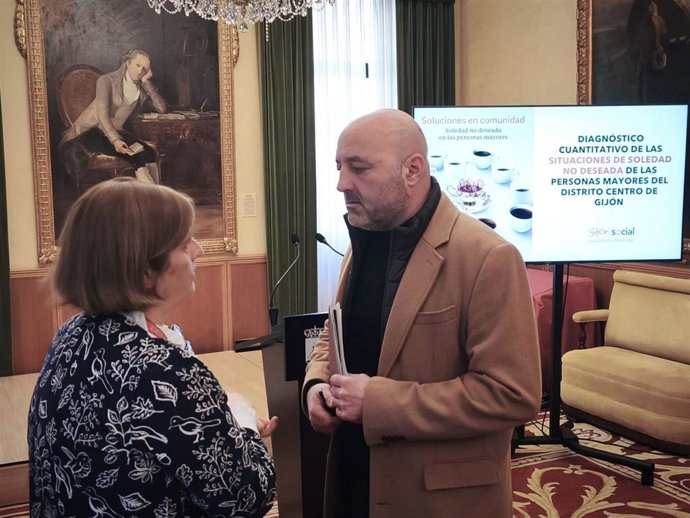 El concejal de Servicios Sociales, Vivienda y Cooperación del Ayuntamiento de Gijón, Guzmán Pendás, durante la presentación de los resultados de la Encuesta Telefónica a personas mayores en el Distrito Centro, en el Salón de Recepciones municipal.