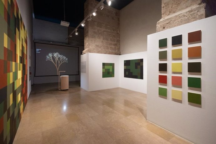 La muestra 'El bosque' invita desde el Centre del Carme de València a participar en la reforestación de esta provincia comprando las piezas que la forman.