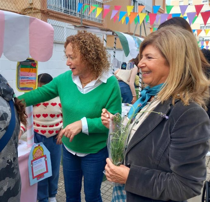 La delegada territorial de Desarrollo Educativo y Formación Profesional en la provincia de Cádiz, Isabel Paredes, en una visita al CEIP Fermín Salvochea en Cádiz.