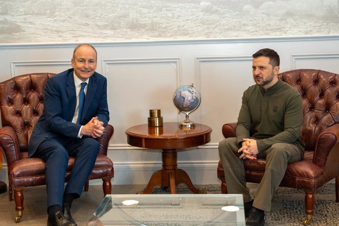 27 de fevereiro de 2025, Irlanda, Shannon: O primeiro-ministro irlandês (Taoiseach) Micheal Martin (à esq.) recebe o presidente ucraniano Volodymyr Zelensky no aeroporto de Shannon, no condado de Clare, antes de o presidente ucraniano viajar para os EUA, 