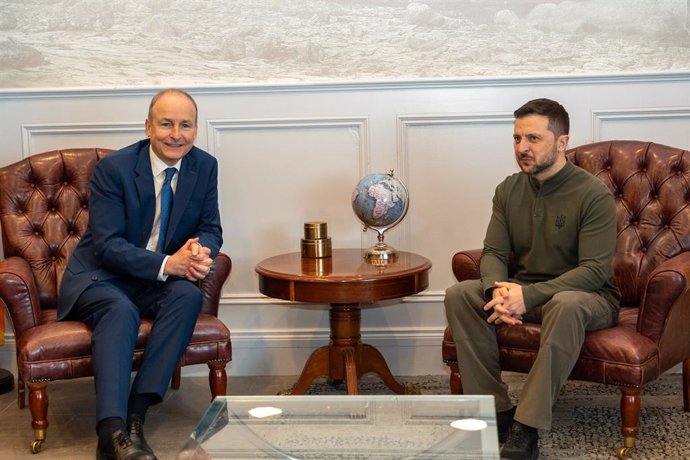 27 February 2025, Ireland, Shannon: Irish Prime Minister (Taoiseach) Micheal Martin (L) receives Ukrainian President Volodymyr Zelensky at Shannon Airport in County Clare before the Ukrainian president travels to the US, where he plans to meet with US Pre