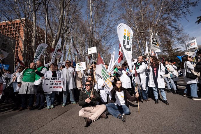 Decenas de personas durante una concentración de los sindicatos médicos frente al Ministerio de Sanidad, a 13 de febrero de 2025, en Madrid (España). Los sindicatos médicos de todo el país se concentran para mostrar su disconformidad con el borrador del E