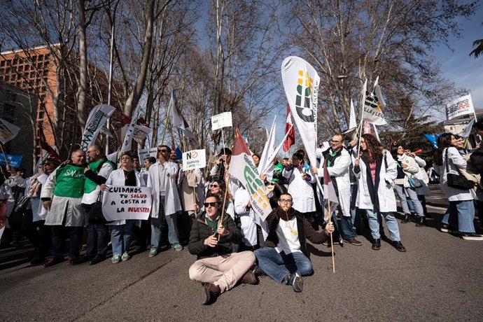Dezenas de pessoas durante uma manifestação de sindicatos médicos em frente ao Ministério da Saúde, em 13 de fevereiro de 2025, em Madri (Espanha). Sindicatos de médicos de todo o país se reúnem para mostrar sua discordância com a minuta do EHCP.