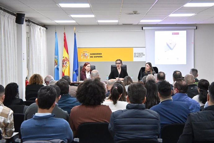 Reunión con empresarios en la Delegación del Gobierno en Melilla sobre el uso de la aduana comercial