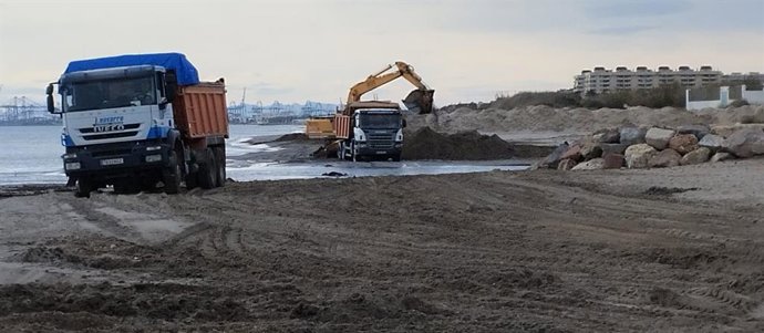 Neteja en la desembocadura del Barranc del Carraixet a Alboraia