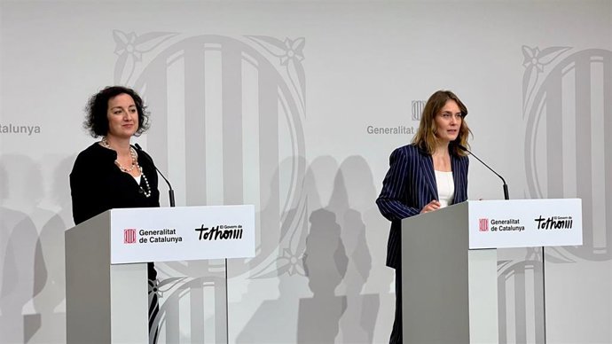 La consellera de Economía y Finanzas de la Generalitat, Alícia Romero, y la líder de los Comuns en el Parlament, Jéssica Albiach, en rueda de prensa