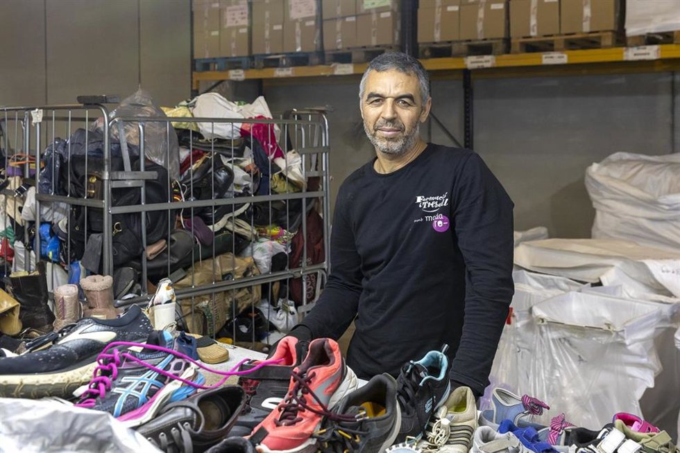 Archivo - Un empleado de Moda Re- clasificando zapatos.