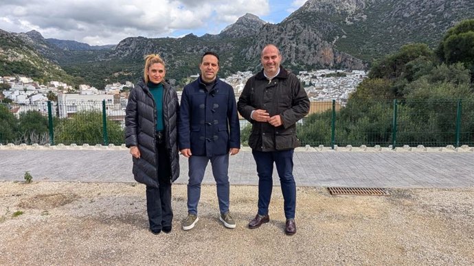 Antonio Aragón con los alcaldes de Ubrique y Villamartín.